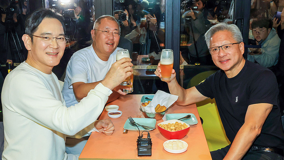 젠슨 황 엔비디아 최고경영자(ceo·사진 오른쪽부터 시계 방향)가 30일 오후 서울 삼성동 깐부치킨 매장에서 이재용 삼성전자